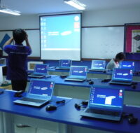 ติดตั้งโปรเจคเตอร์ จอรับภาพและโน๊ตบุ๊คให้กับโรงเรียน