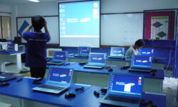 ติดตั้งโปรเจคเตอร์ จอรับภาพและโน๊ตบุ๊คให้กับโรงเรียน