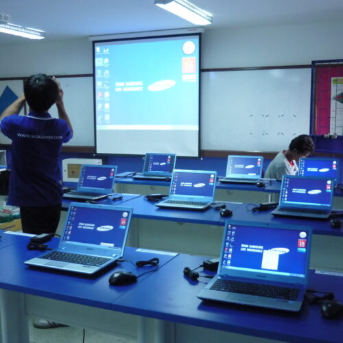 ติดตั้งโปรเจคเตอร์ จอรับภาพและโน๊ตบุ๊คให้กับโรงเรียน