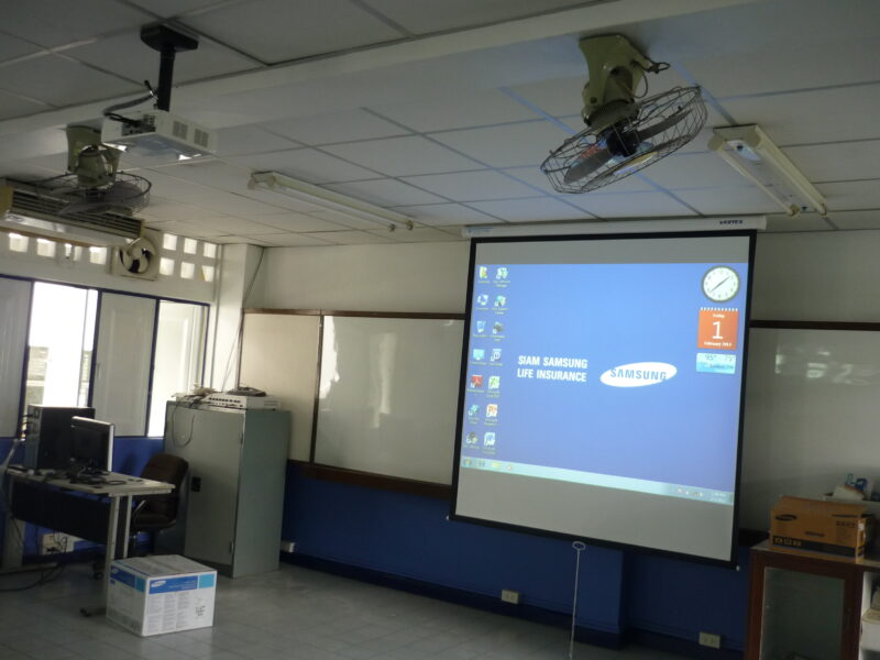 ติดตั้งโปรเจคเตอร์ จอรับภาพและโน๊ตบุ๊คให้กับโรงเรียน 212
