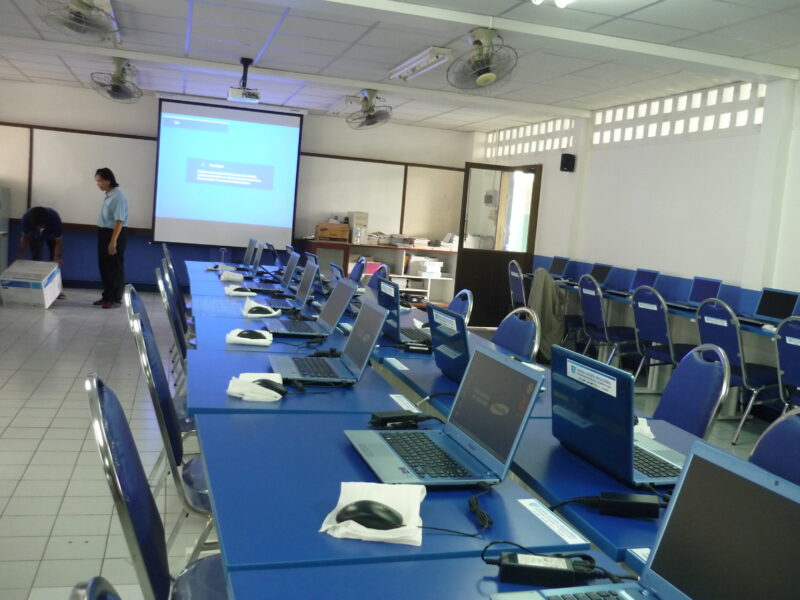ติดตั้งโปรเจคเตอร์ จอรับภาพและโน๊ตบุ๊คให้กับโรงเรียน 214
