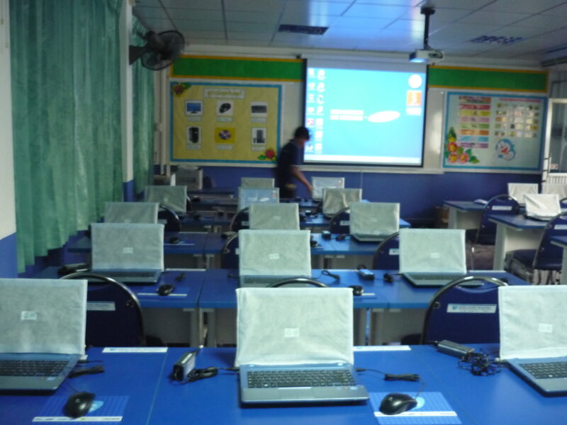 ติดตั้งโปรเจคเตอร์ จอรับภาพและโน๊ตบุ๊คให้กับโรงเรียน 192