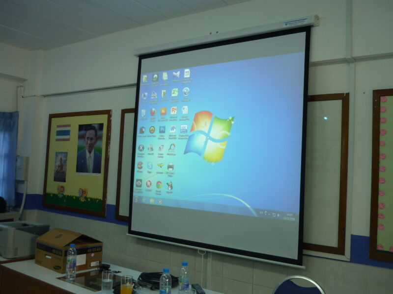 ติดตั้งโปรเจคเตอร์ จอรับภาพและโน๊ตบุ๊คให้กับโรงเรียน 218