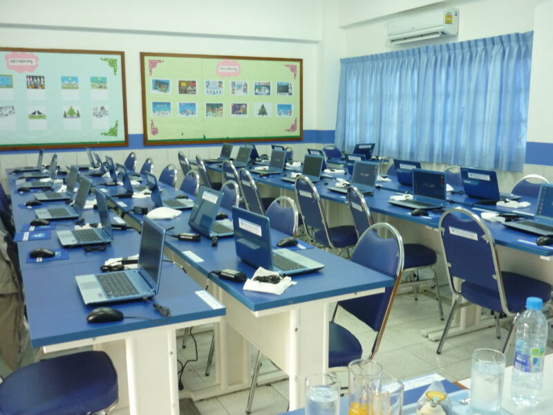 ติดตั้งโปรเจคเตอร์ จอรับภาพและโน๊ตบุ๊คให้กับโรงเรียน 220