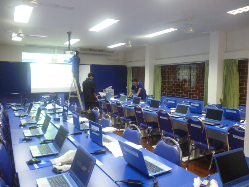 ติดตั้งโปรเจคเตอร์ จอรับภาพและโน๊ตบุ๊คให้กับโรงเรียน 242