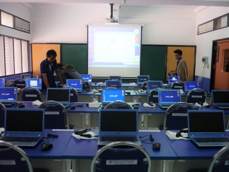 ติดตั้งโปรเจคเตอร์ จอรับภาพและโน๊ตบุ๊คให้กับโรงเรียน 248