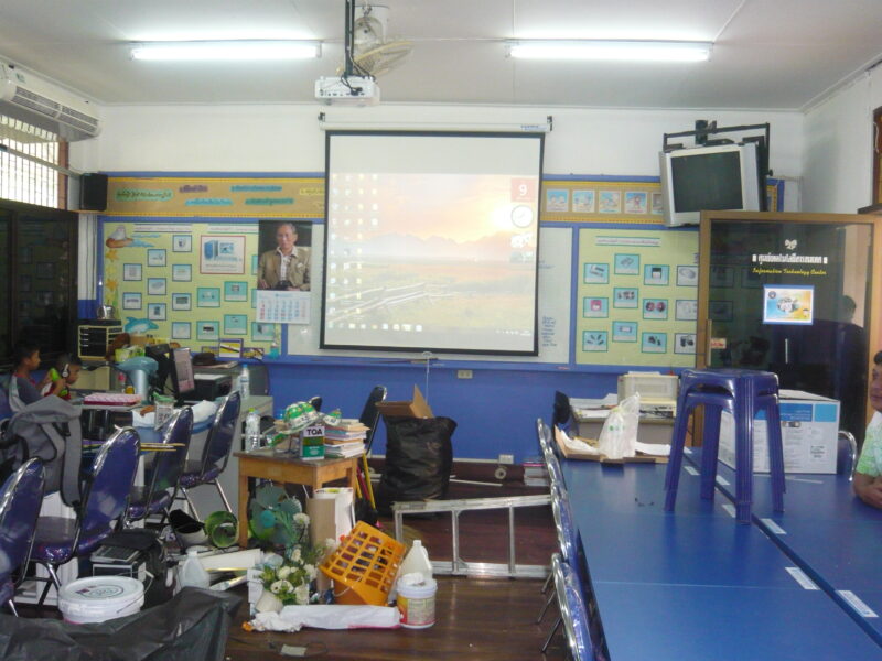 ติดตั้งโปรเจคเตอร์ จอรับภาพและโน๊ตบุ๊คให้กับโรงเรียน 230
